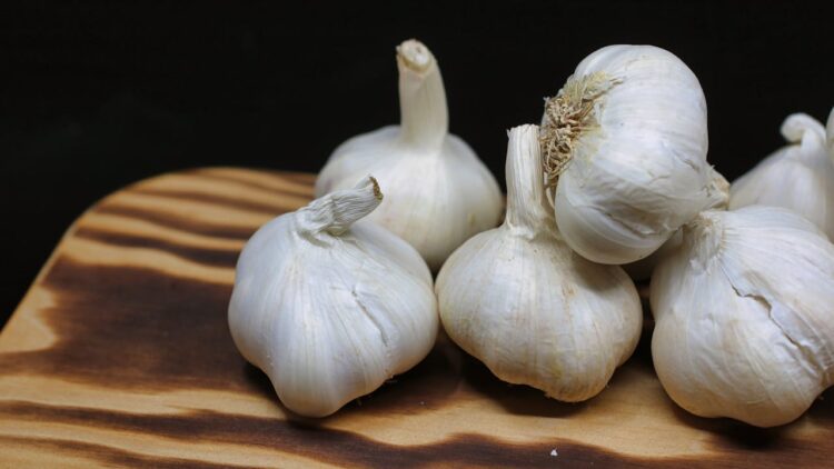 what is the benefits of eating raw garlic everyday
