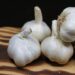 what is the benefits of eating raw garlic everyday