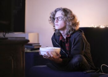 does watching tv at night affect sleep